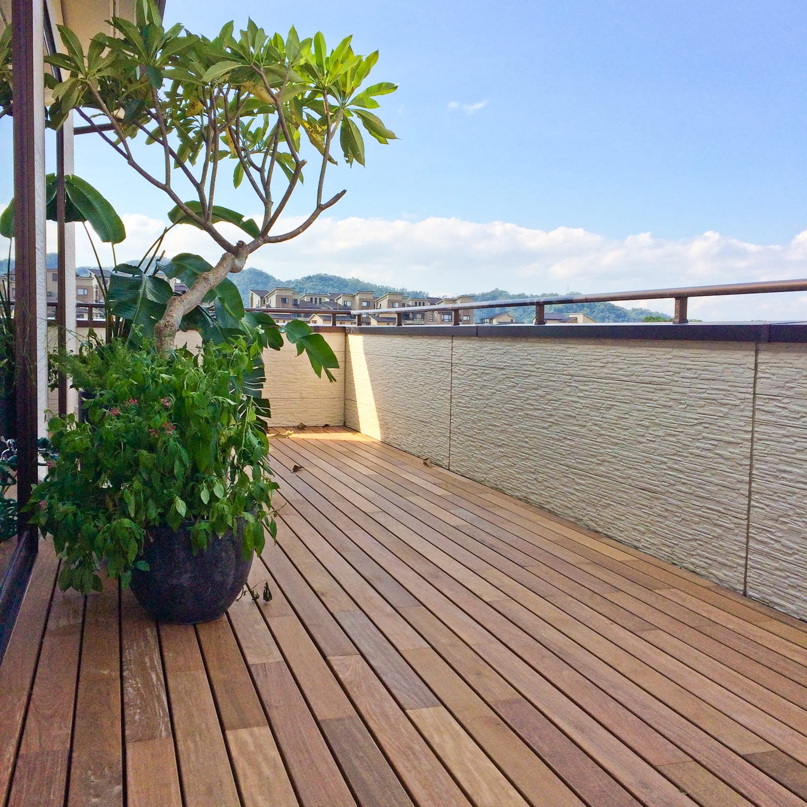 Terrasse en bois ipe Vetedy-Manufacturer-Balcony-Apartment