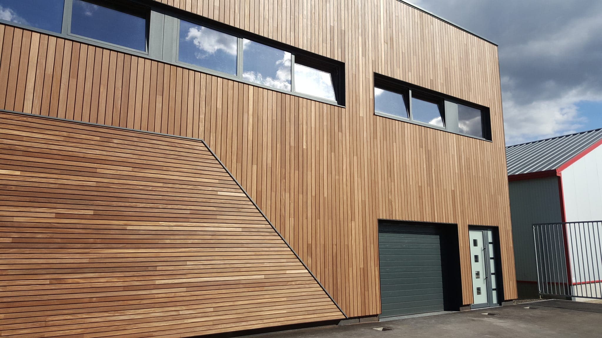 Terrasse-en-bois-exotique-Wood cladding on a factory in belgium with techniclic kaya kuku wood by Vetedy techniclic system