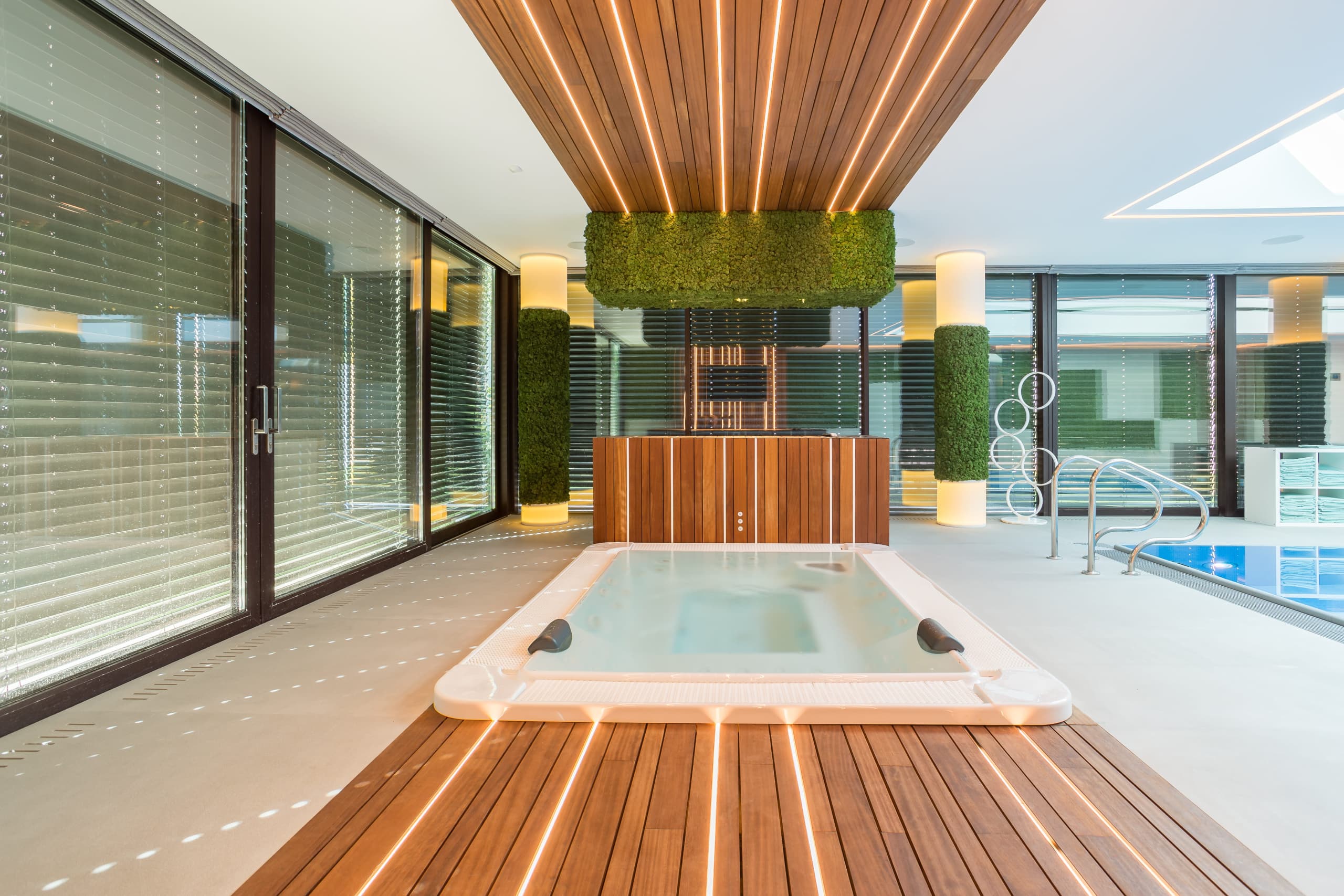 Bardage en padouk Incredible wood cladding jacuzzi in a luxury house in Romania made by Floors4You with leds by Vetedy Techniclic padauk invisible fixations systems floor4you