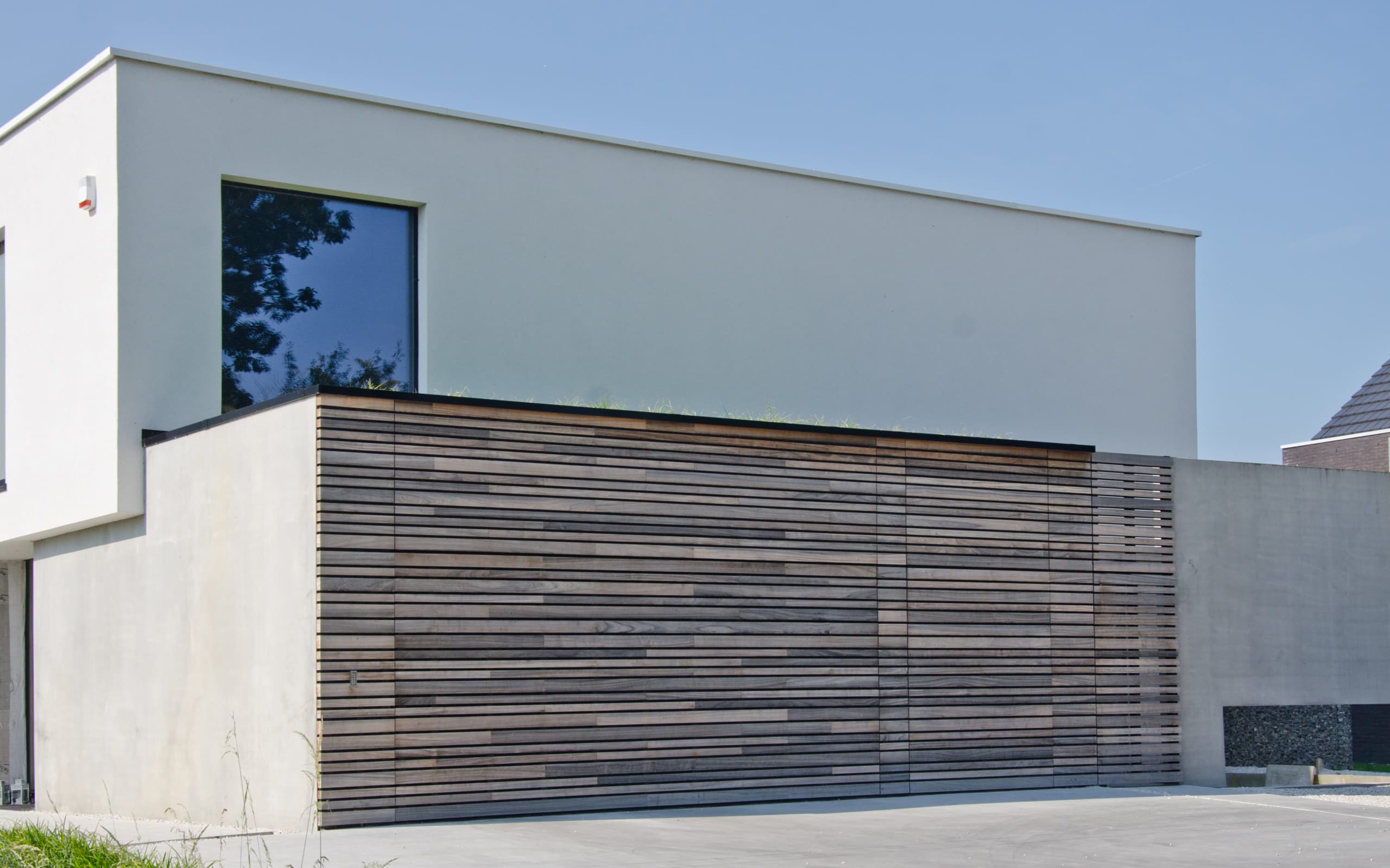 Bardage en bois padouk electrical garage with techniclic wood cladding invisible system in Belgium by Vetedy