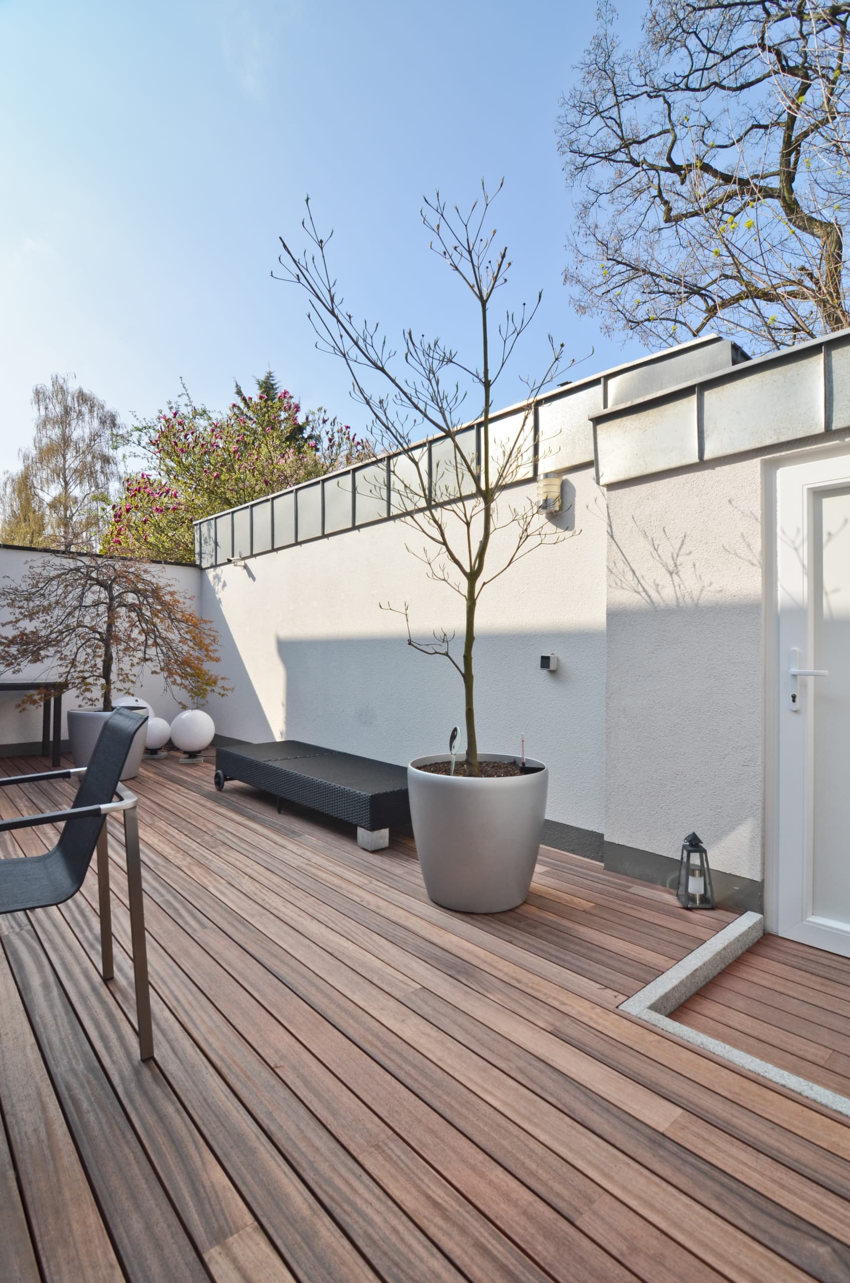 Terrasse en bois en Merbau Wood padauk decking without visible fixations in Luxembourg on softline systems by Vetedy