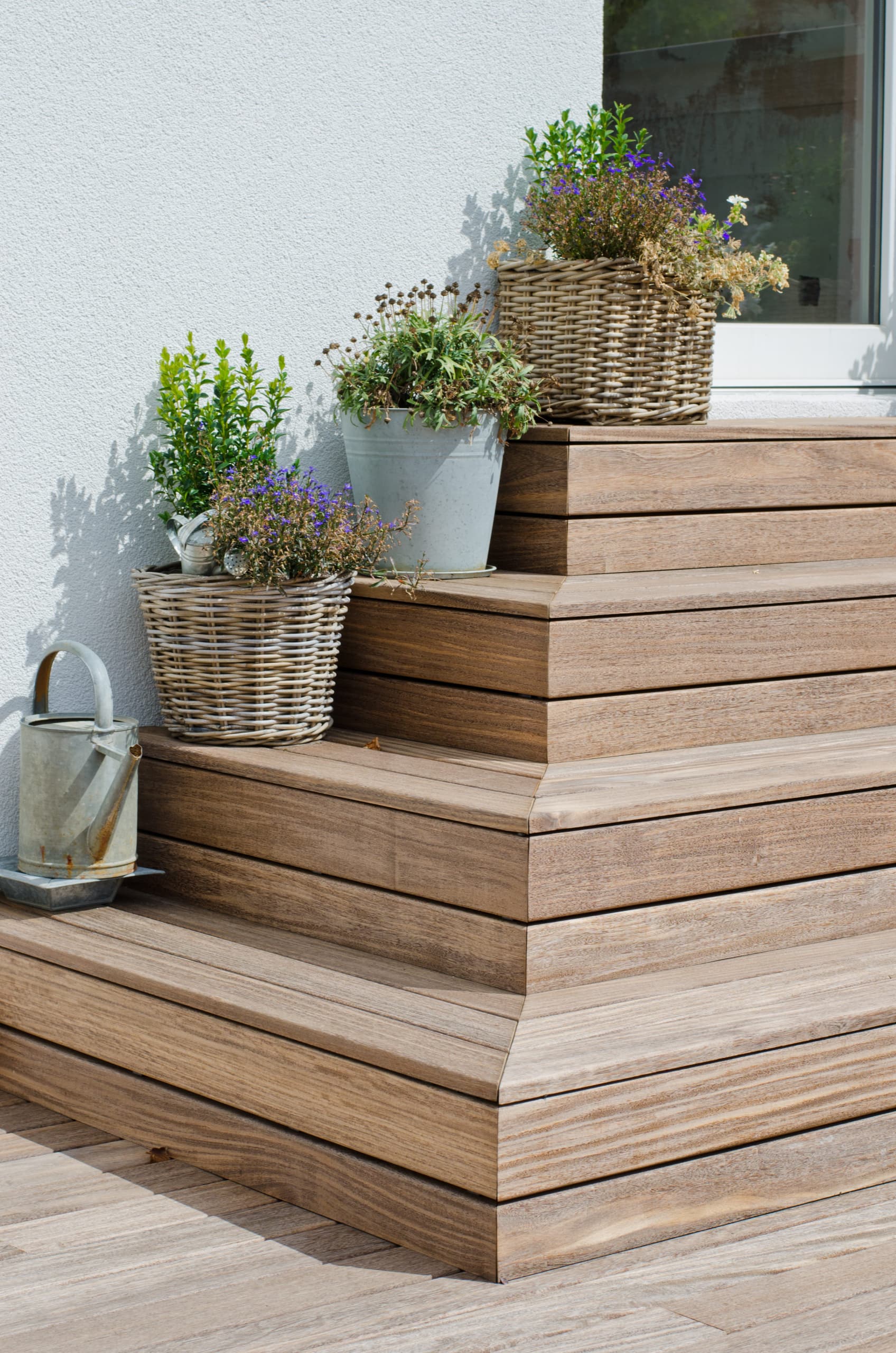 Wood decking system without visible fixations made by Vetedy on wood stairs in France