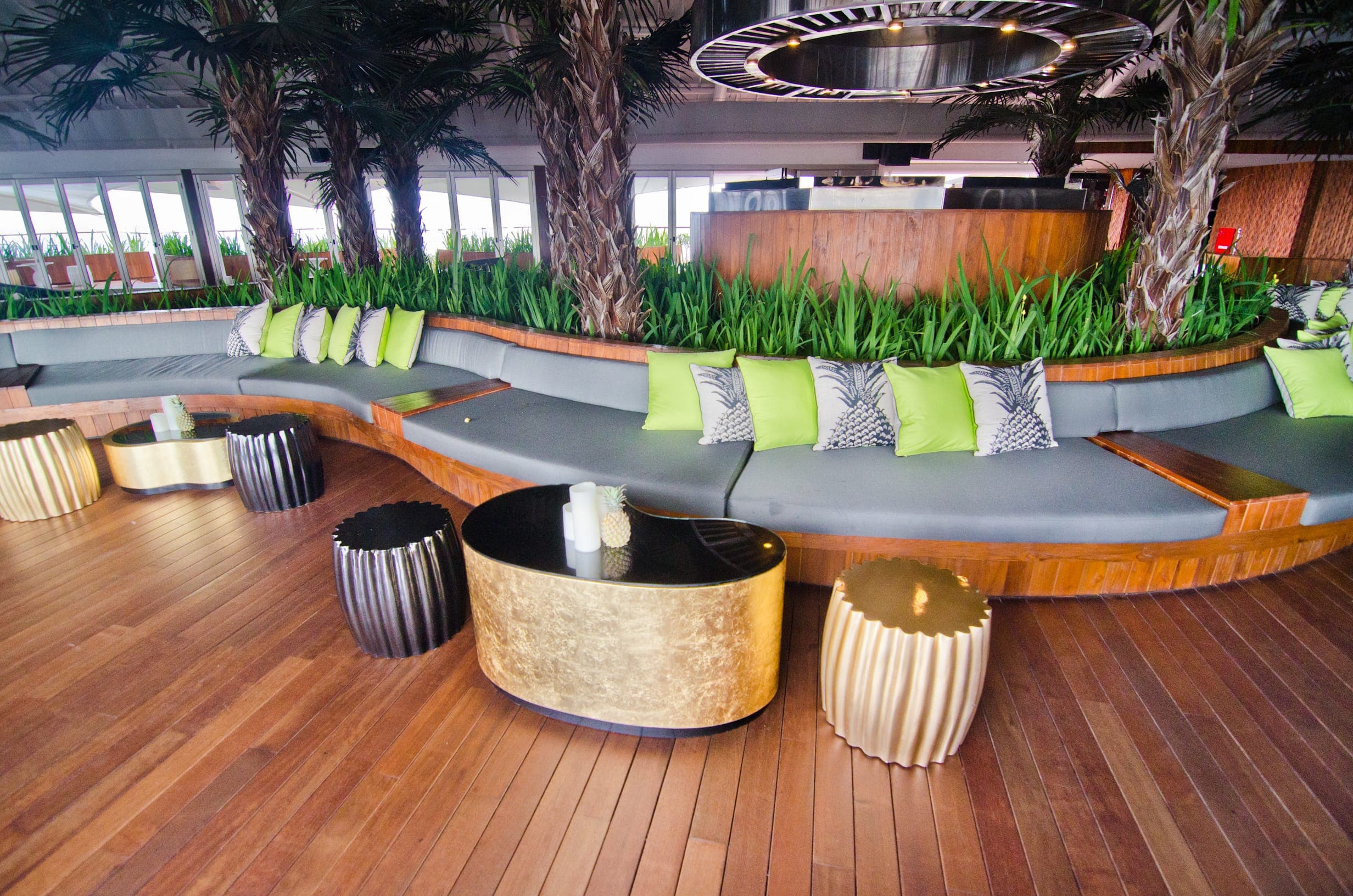 Terrasse en bois merbau - bois exotique - Double Six 66 Luxury Hostel in Bali Indonesia with wood decking Softline Merbau without visible fixations decking system
