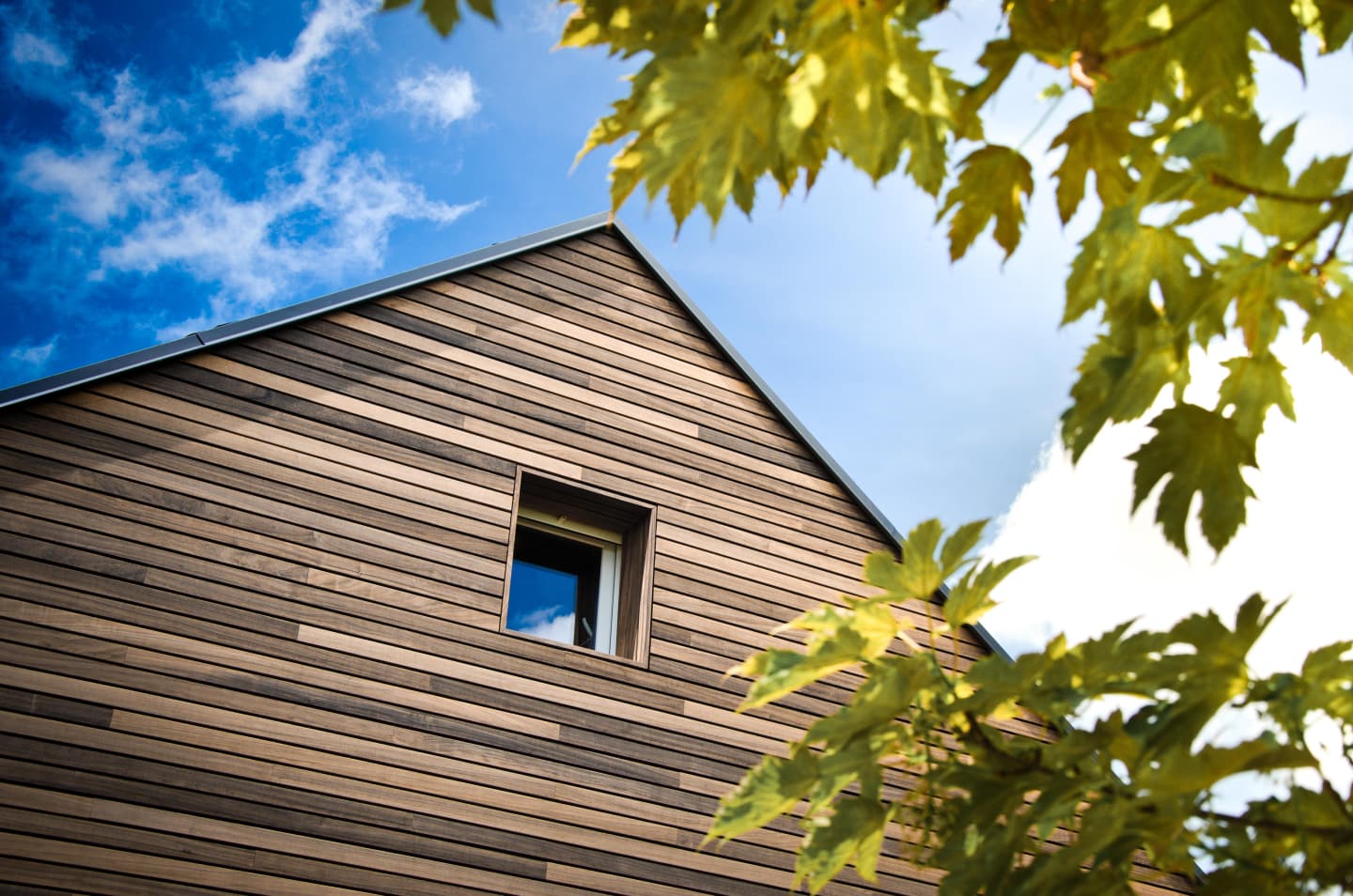 Invisible wood decking on a house in belgium with the techniclic premium system by Vetedy without visible fixation and no screw