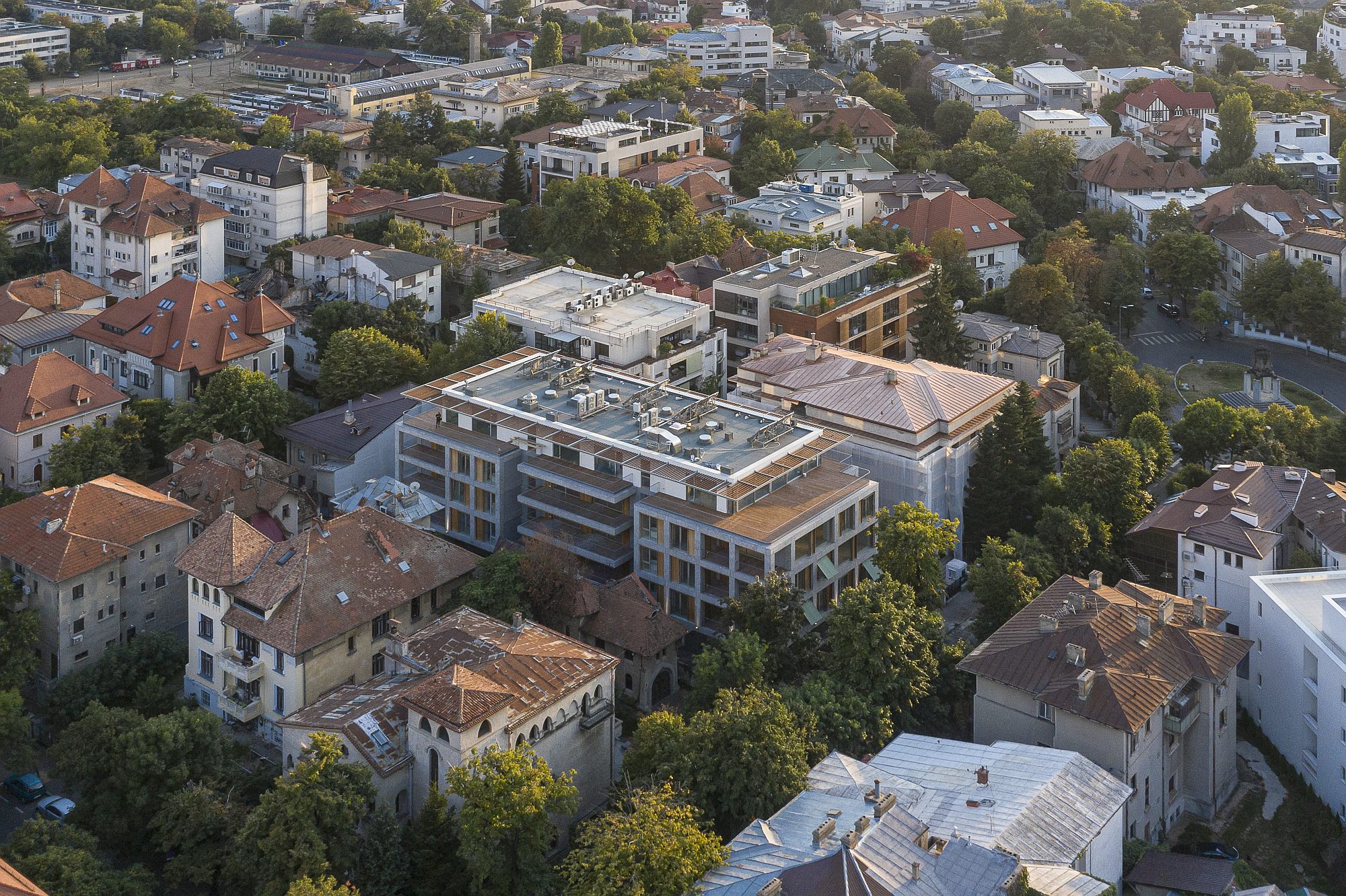 Verre drone-opname van een gebouw met onze houten gevelbekleding in Ayous, Roemenië