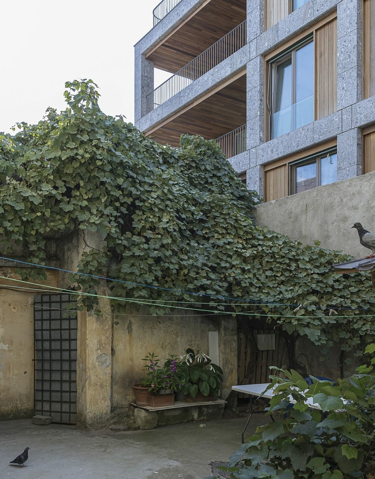 foto van de achterkant van het gebouw vanuit een klein steegje in Roemenië