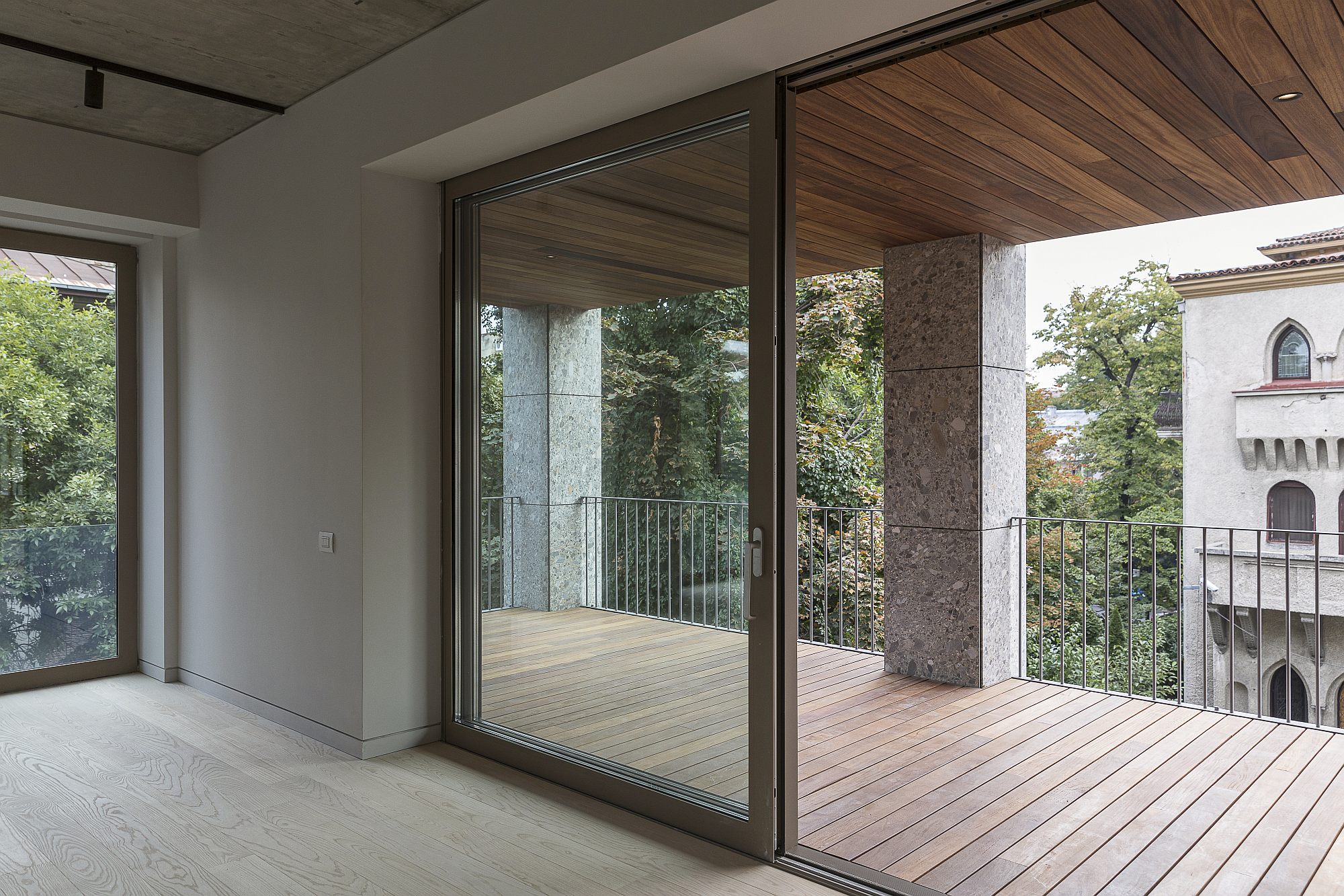 shot of the interior of an apartment of an apartment baclon with a terrace and a ceiling + exotic wood cladding in ayous