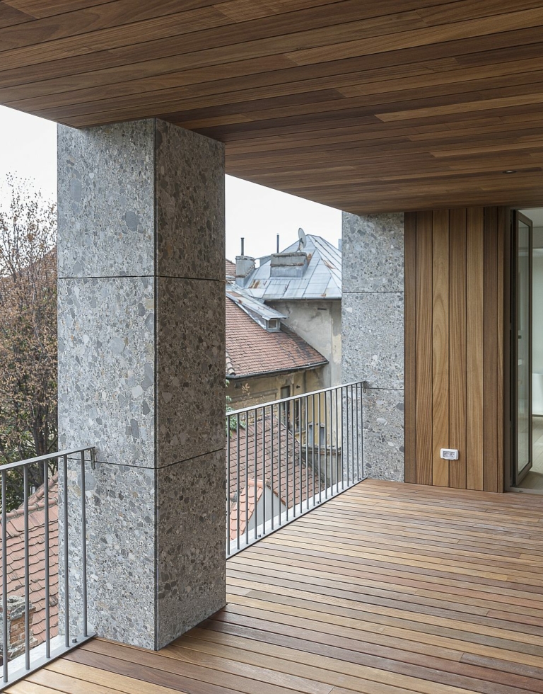 interieur van een appartement balkon met een terras en een plafond + bekleding van exotisch hout in ayous