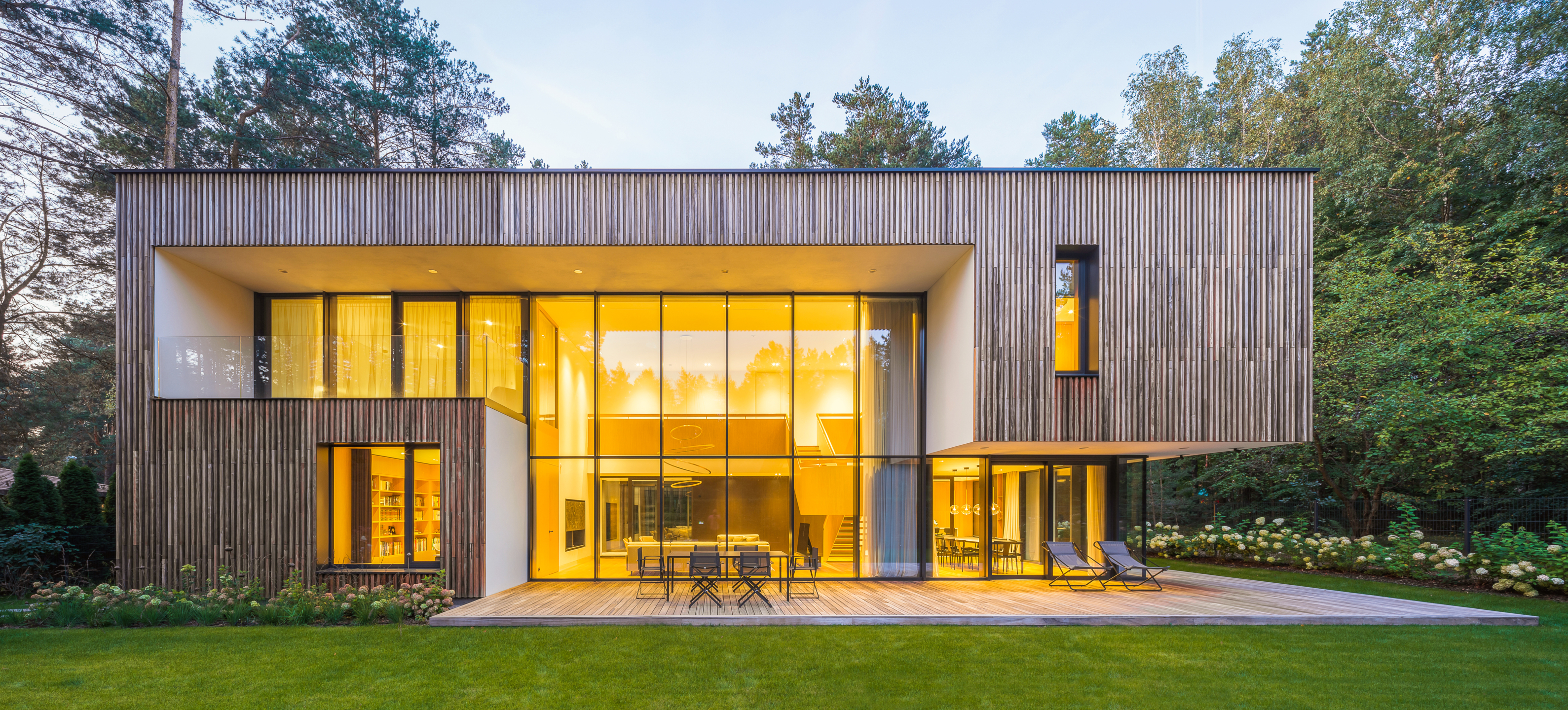 maison moderne avec une terrasse bois padouk avec une façade en padouk exotique