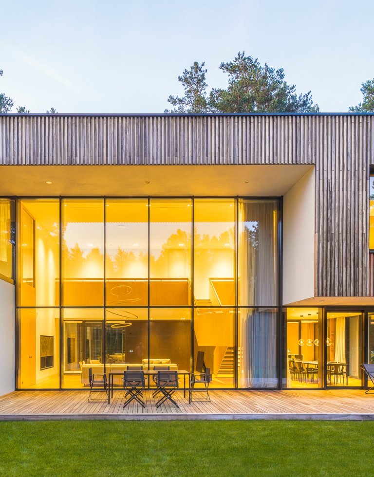 casa moderna con una terraza de madera de padouk con una fachada exótica de padouk