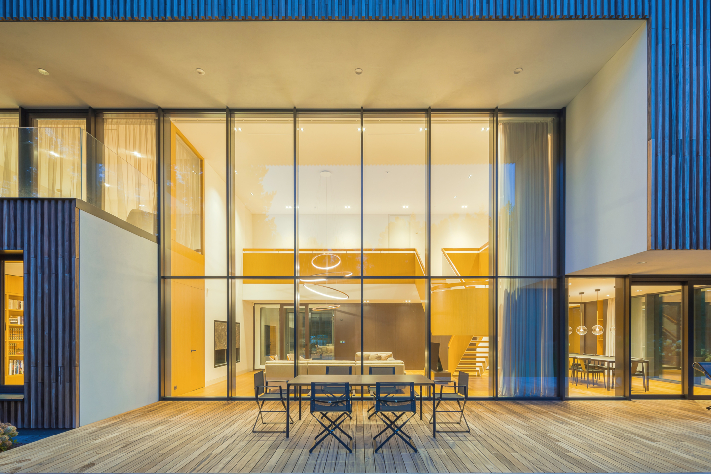 maison moderne avec une terrasse bois padouk avec façade en bois exotique