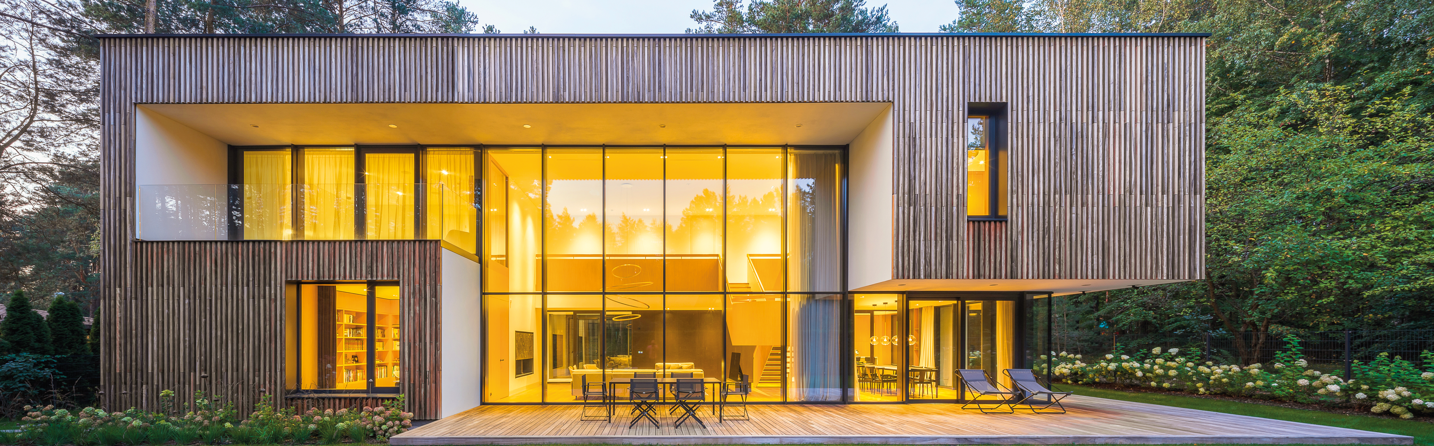 maison moderne avec une terrasse en bois padouk avec une façade bois exotique