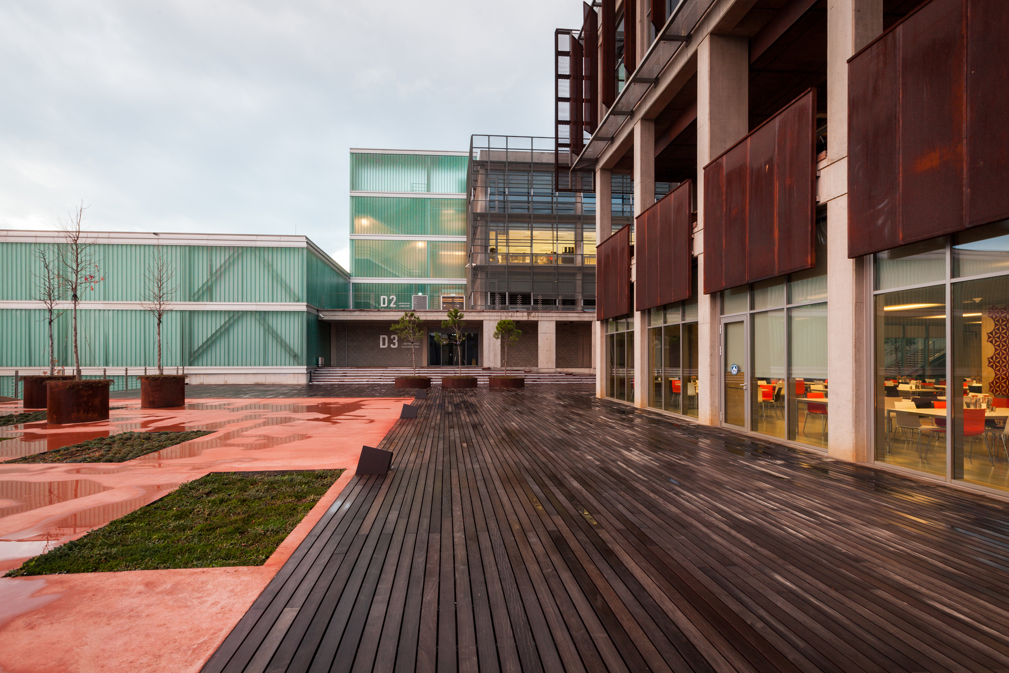 terrasse-en-bois-exotic-ipe-_piri-reis-maritime-university-kreatif-architects