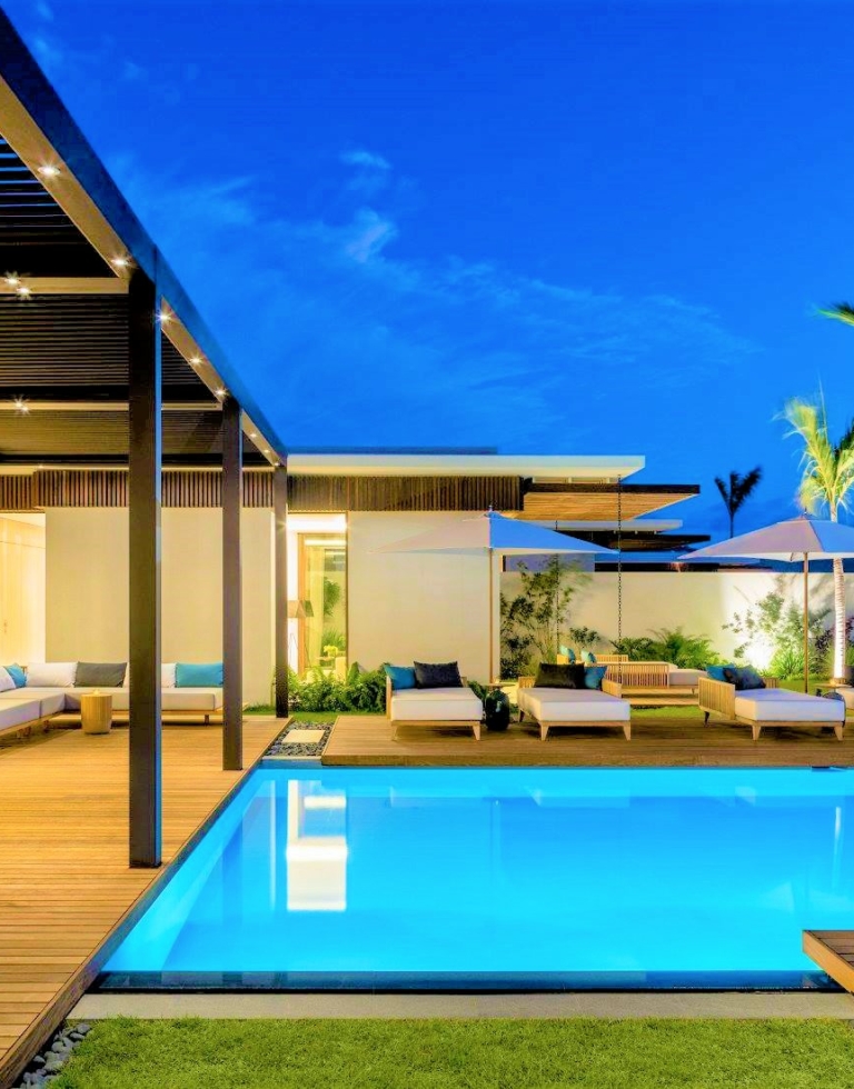 Grande piscine avec palmiers et terrasse Softline en bois exotique Teak et Ipé sous un ciel bleu à l'Hôtel Silversands aux îles Grenade