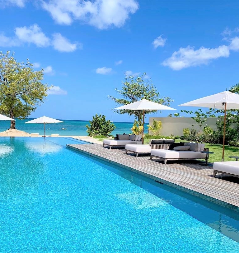 Grande piscine entourée d'une terrasse Vetedy Softline Ipé et Teak au Silversands Hotel Grenada