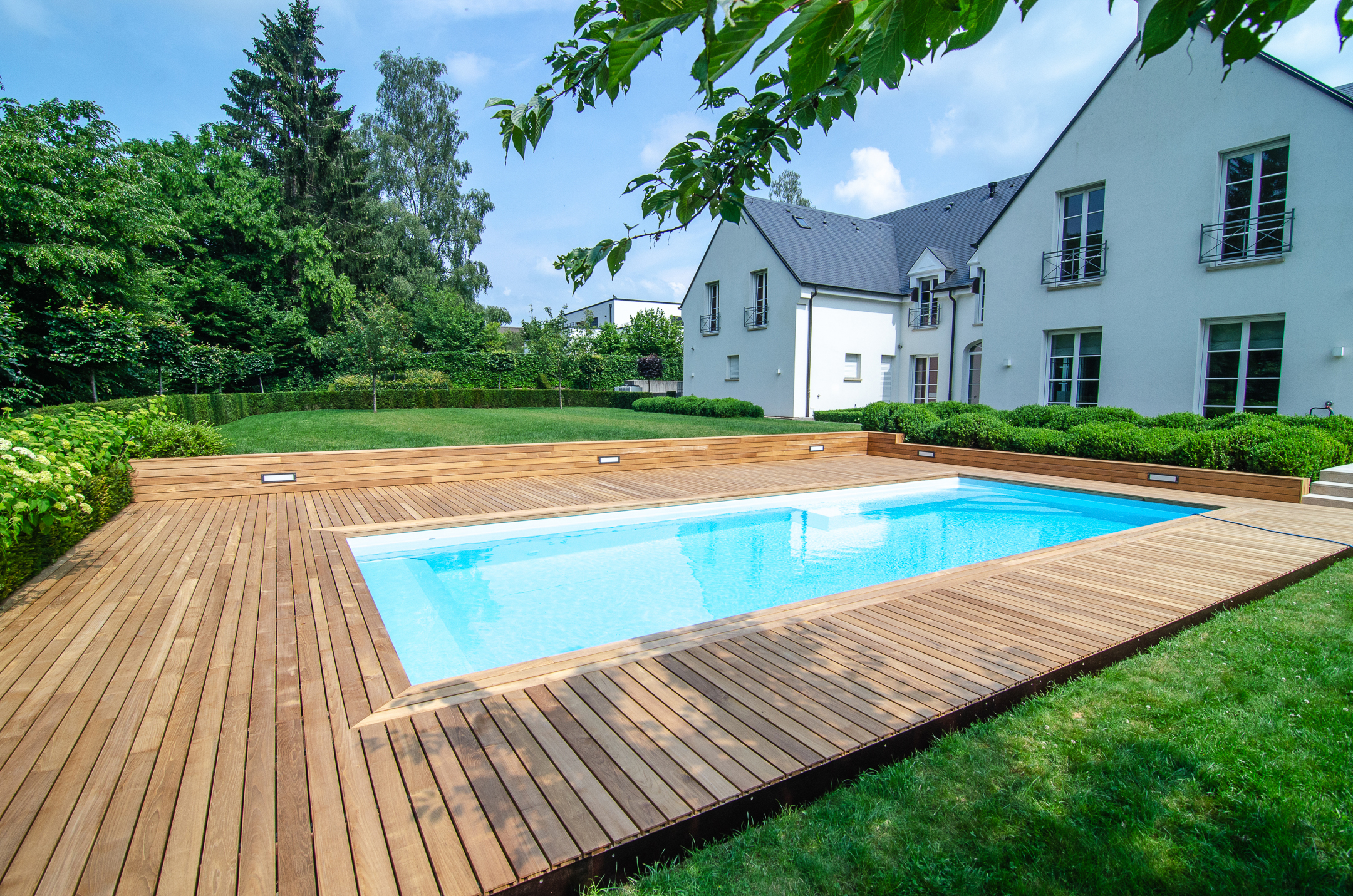 terrasse en bois teck au luxembourg autour du piscine
