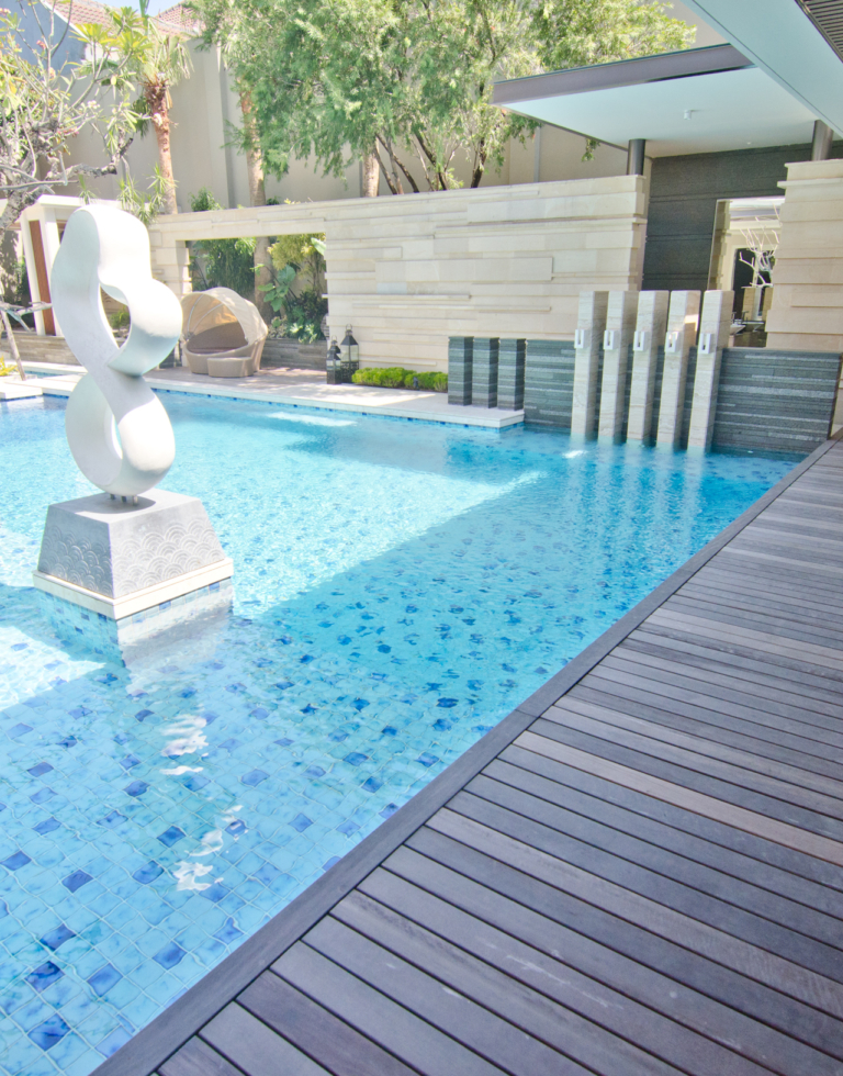 terrasse-merbau-piscine-hotel