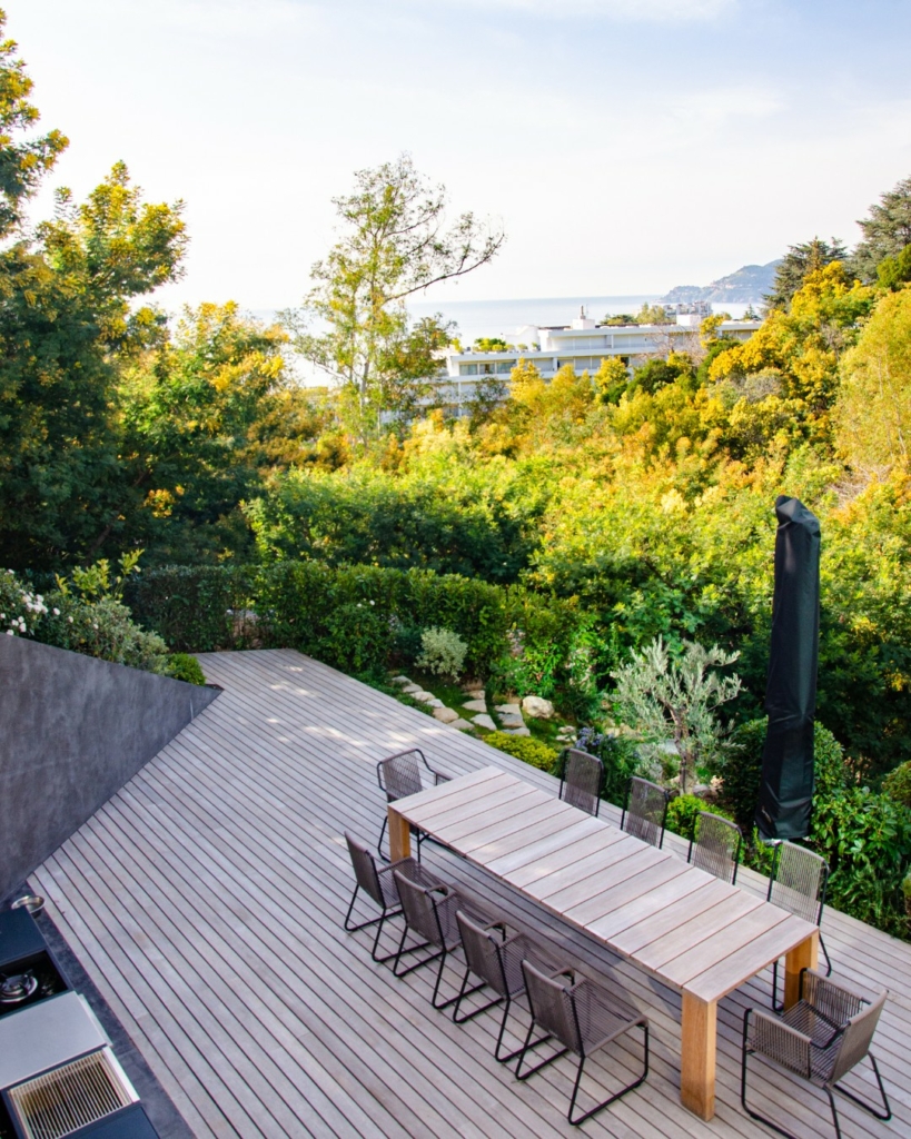photo de terrasse d'une villa décorer avec une table et plantation