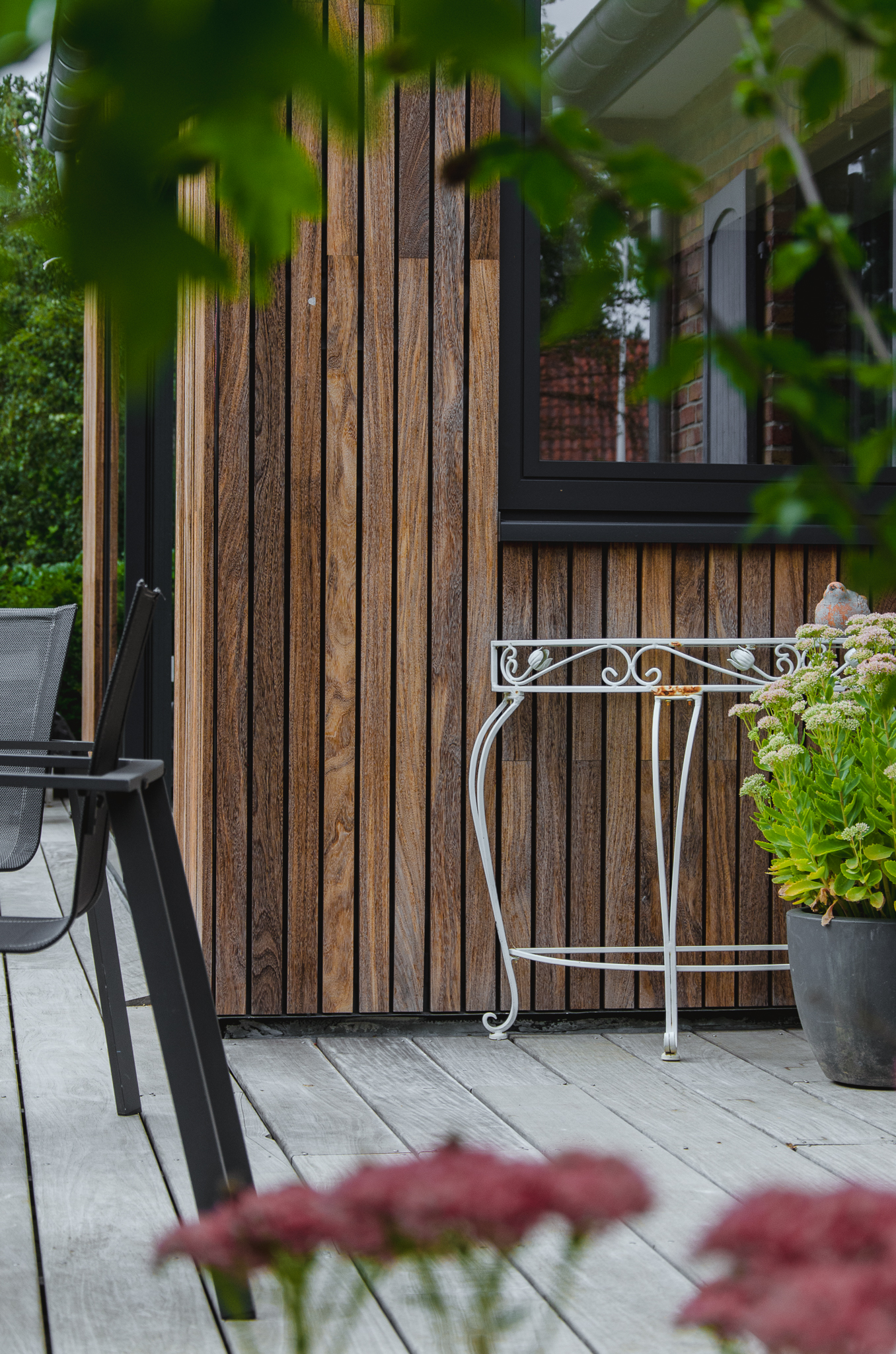 Nice house extension with Jaya exotic wood cladding · Vetedy